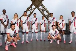 九州体育-巴黎圣日耳曼球员一击得分，领先对手