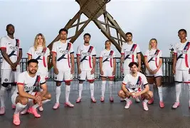 巴黎圣日耳曼球员一击得分，领先对手